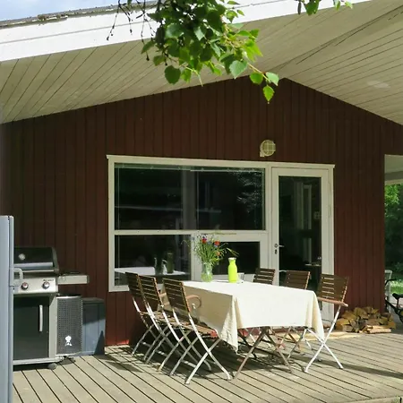 Timber House With Large Garden 70 M From Hébergement de vacances