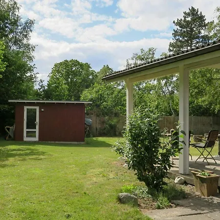 Timber House With Large Garden 70 M From Hébergement de vacances
