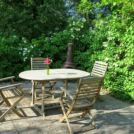 Hébergement de vacances Timber House With Large Garden 70 M From
